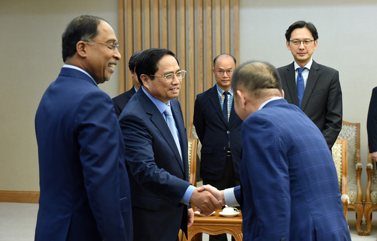 Thủ tướng Phạm Minh Chính với các thành viên trong đoàn đi cùng Bộ trưởng Ngoại giao Malaysia, Thượng Nghị sĩ Zambry Abdul Kadir.