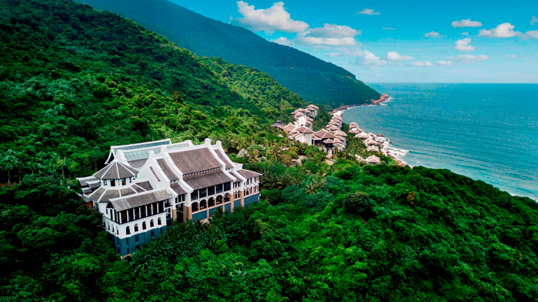 Intercontinental Danang Sun Peninsula Resort - khu nghỉ dưỡng nhận hàng loạt giải thưởng quốc tế danh giá.