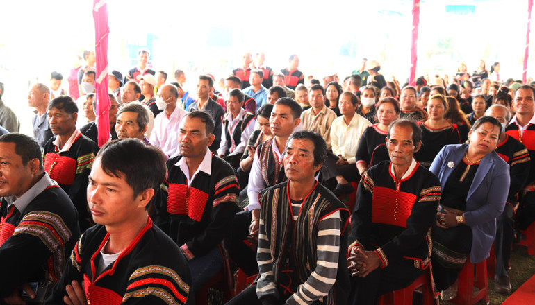 Đông đảo đồng bào các dân tộc xã Ea Tiêu về dự Ngày hội Đại đoàn kết dân tộc.