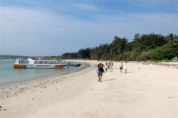 Khảo sát điểm du lịch mới tại đảo Hòn Tranh, cách đảo Phú Qúy khoảng 1 hải lý. (Ảnh: Nguyễn Thanh/TTXVN)