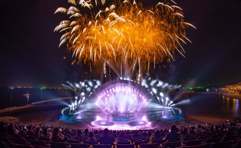 Show diễn Kiss The Stars tại Thị trấn Hoàng Hôn. Show diễn Kiss The Stars tại Thị trấn Hoàng Hôn.