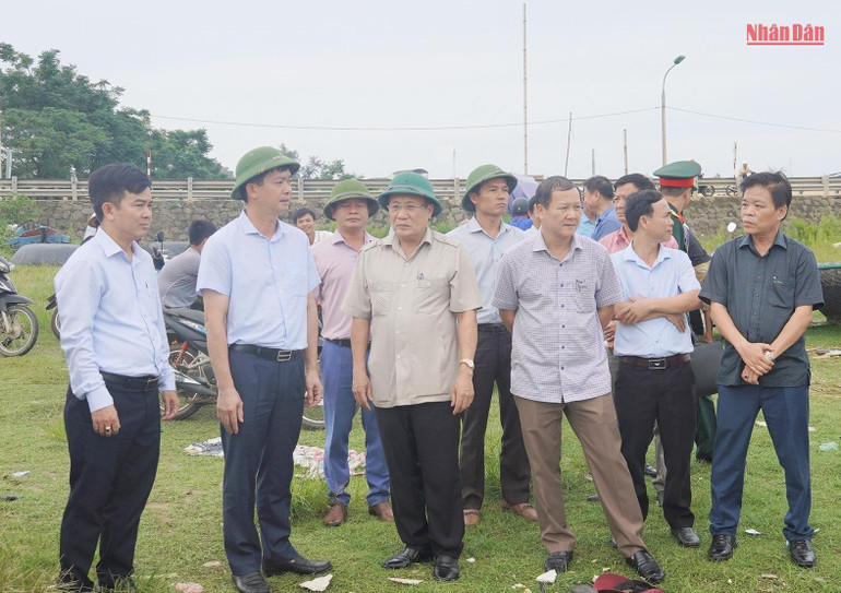 Bí thư Tỉnh ủy Quảng Trị Lê Quang Tùng( thứ 2 từ trái qua) cùng đoàn công tác kiểm tra công tác ứng phó bão số 4 tại huyện Vĩnh Linh.