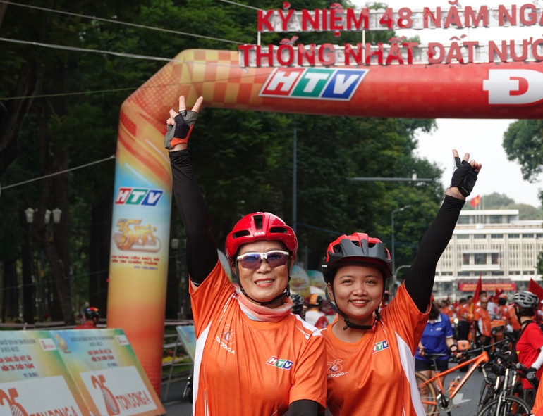 Các vận động viên nghiệp dư chụp ảnh trước khi xuất phát.