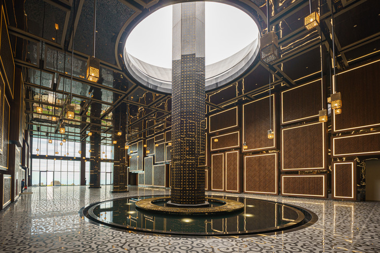 Cụm trụ kinh bằng đá granite đen kim sa khắc kinh Bát Nhã. (Ảnh: Sun World Ba Den Mountain)