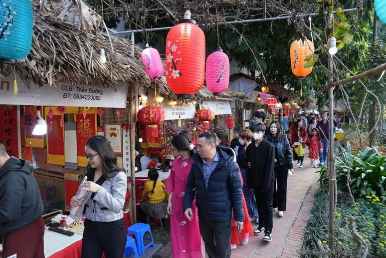 Hồ Văn thuộc di tích Văn Miếu-Quốc Tử Giám (Hà Nội) tấp nập khách tham quan, xin chữ trong những ngày đầu xuân mới Giáp Thìn. (Ảnh: Chí Dũng).