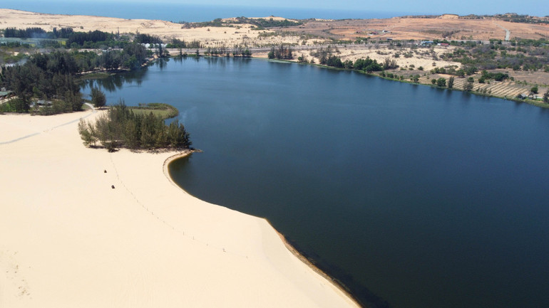 Thắng cảnh Bàu Trắng, huyện Bắc Bình, Bình Thuận được xếp hạng Di tích cấp quốc gia năm 2019.