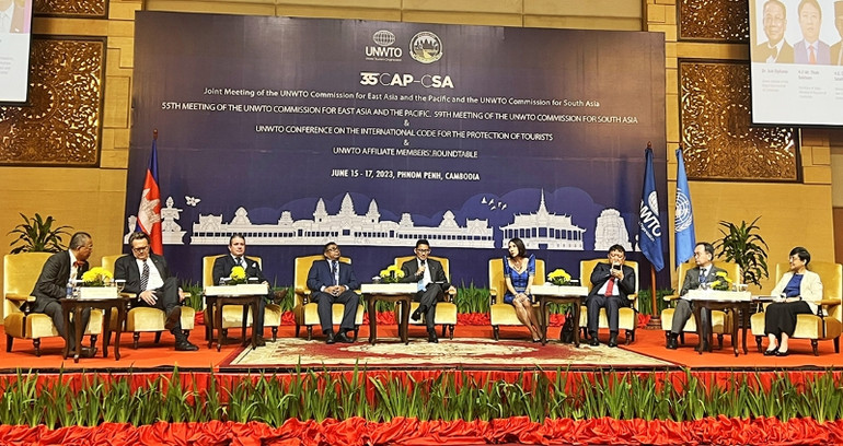 Các diễn giả tham gia thảo luận tại Phiên thảo luận cấp cao nằm trong khuôn khổ Hội nghị Bộ Quy tắc quốc tế về Bảo vệ khách du lịch diễn ra tại Phnom Penh chiều 15/6. (Ảnh: Tổng cục Du lịch)