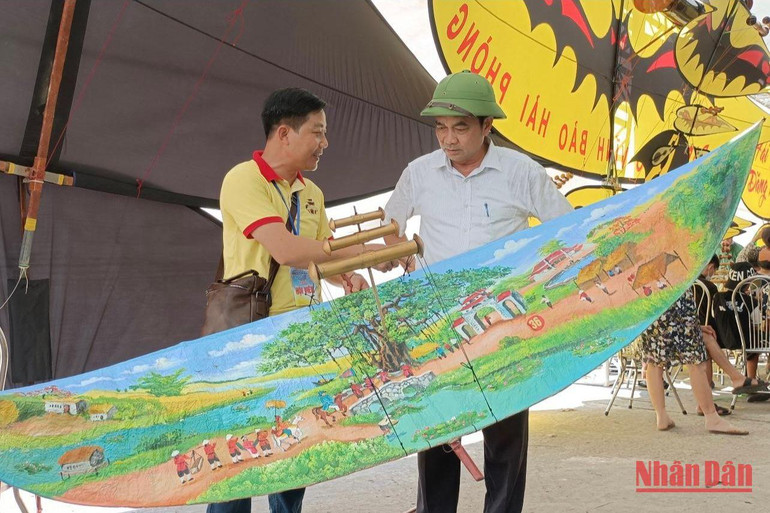 Nhiều cánh diều được trang trí, vẽ phong cảnh cầu kỳ, sinh động.