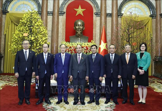 Chủ tịch nước Nguyễn Xuân và nguyên Thủ tướng Nhật Bản Suga Yoshihide. (Ảnh: TTXVN) Chủ tịch nước Nguyễn Xuân và nguyên Thủ tướng Nhật Bản Suga Yoshihide. (Ảnh: TTXVN)