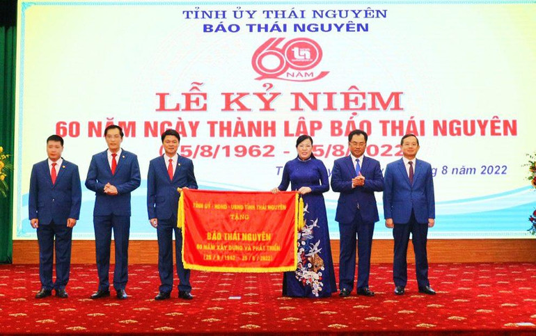Tỉnh ủy, Hội đồng nhân dân, Ủy ban nhân dân tỉnh tặng cờ dẫn đầu phong trào thi đua cho Báo Thái Nguyên.