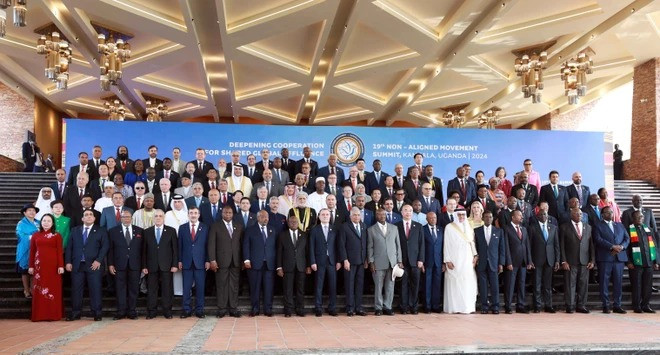 Phó Chủ tịch nước Võ Thị Ánh Xuân (hàng đầu, áo đỏ, ngoài cùng bên trái) và các đại biểu chụp ảnh chung. (Ảnh: TTXVN)