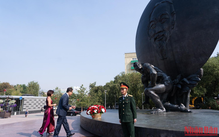 Đại sứ Đặng Minh Khôi dâng hoa tưởng nhớ Chủ tịch Hồ Chí Minh. (Ảnh: Thanh Thể)