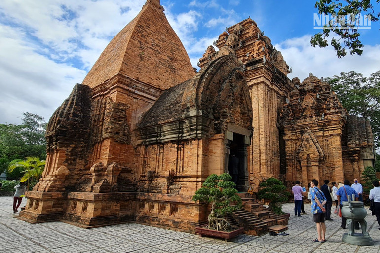 Tháp bà Ponagar, Nha Trang là điểm đến hấp dẫn du khách tìm hiểu văn hóa, lịch sử. (Ảnh: T.LINH)