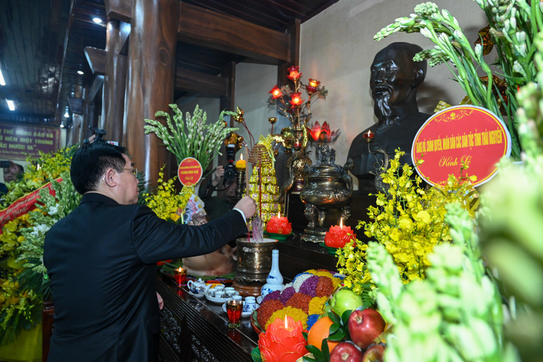 Chủ tịch Quốc hội Vương Đình Huệ dâng hương tưởng niệm Chủ tịch Hồ Chí Minh.