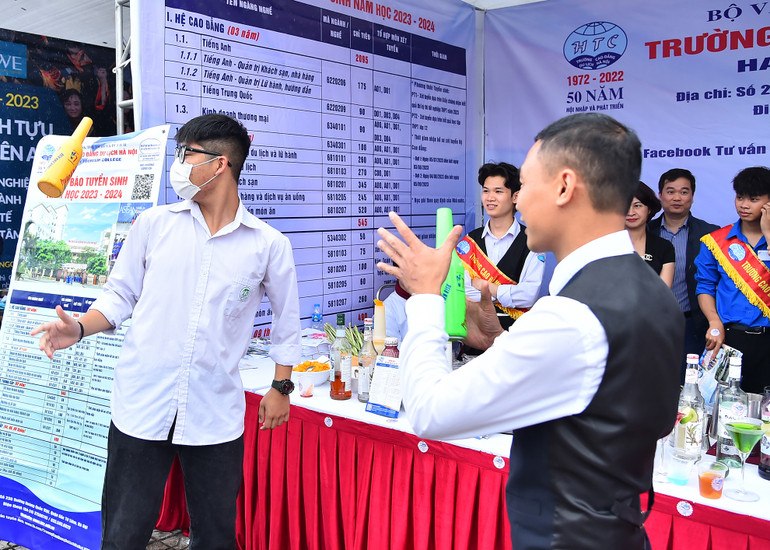 Các bạn học sinh trải nghiệm kỹ năng một người pha chế tại gian trưng bày của Trường Cao đẳng Du lịch Hà Nội