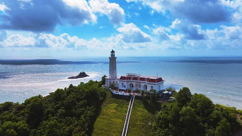 Hải đăng Vĩnh Thực nằm ở vị trí đầu tiên trong số hơn 90 ngọn hải đăng trải dài dọc ven biển Việt Nam. (Ảnh: Cổng thông tin thành phố Móng Cái)