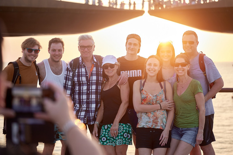 Du khách nước ngoài chụp ảnh trên Cầu Hôn trong buổi hoàng hôn tuyệt đẹp. Du khách nước ngoài chụp ảnh trên Cầu Hôn trong buổi hoàng hôn tuyệt đẹp.