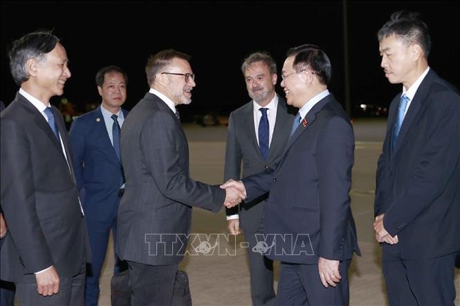 Lễ đón Chủ tịch Quốc hội Vương Đình Huệ tại sân bay quân sự Fairbairn, thủ đô Canberra. Ảnh: (TTXVN)