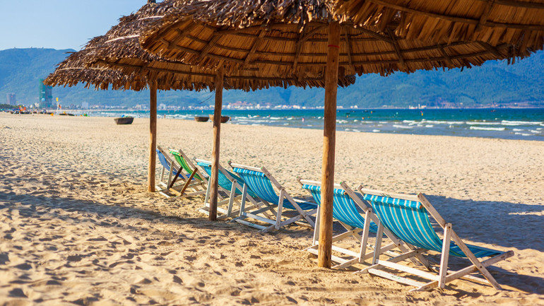 Góc thư giãn trên bãi biển Mỹ Khê. Ảnh: Expedia