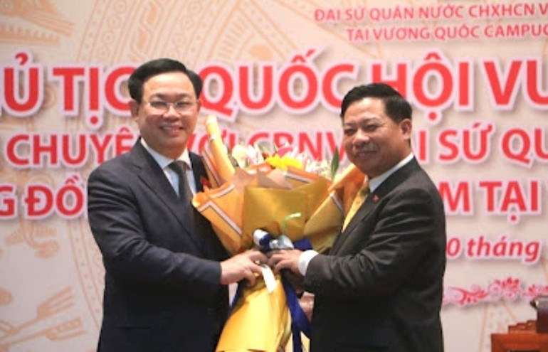 Đại sứ Nguyễn Huy Tăng tặng hoa Chủ tịch Quốc hội chúc mừng Ngày Nhà giáo Việt Nam