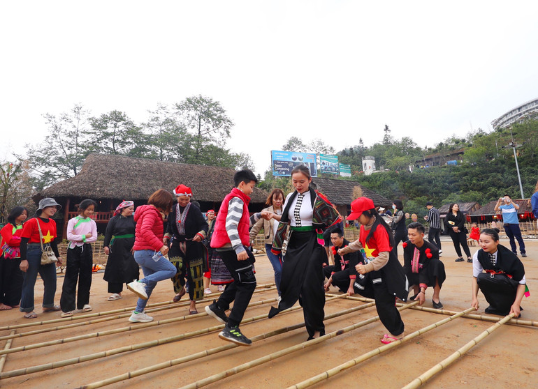 Du khách cùng nắm tay nhảy sạp trong tiết mục biểu diễn.