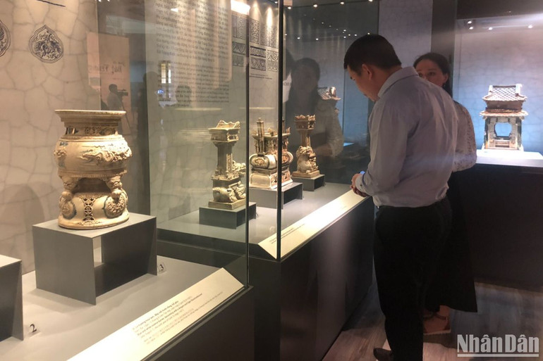 Các hiện vật đang được trưng bày tại Bảo tàng Lịch sử Quốc gia Việt Nam gây ấn tượng với khách tham quan.
