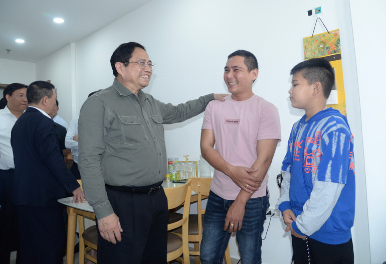 Thủ tướng Phạm Minh Chính thăm hỏi bà con nhân dân đang sinh sống tại chung cư nhà ở xã hội An Phú Thịnh trên địa bàn phường Nhơn Bình, thành phố Quy Nhơn. Thủ tướng Phạm Minh Chính thăm hỏi bà con nhân dân đang sinh sống tại chung cư nhà ở xã hội An Phú Thịnh trên địa bàn phường Nhơn Bình, thành phố Quy Nhơn.