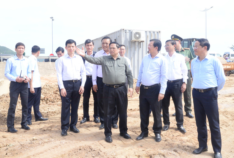 Thủ tướng Phạm Minh Chính kiểm tra, thị sát một số tuyến đường đang được đầu tư xây dựng mới trên địa bàn tỉnh Bình Định. Thủ tướng Phạm Minh Chính kiểm tra, thị sát một số tuyến đường đang được đầu tư xây dựng mới trên địa bàn tỉnh Bình Định.