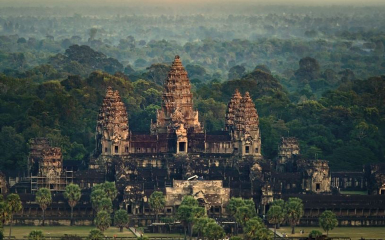 Quần thể Angkor Wat. (Ảnh: Traveloffpath)