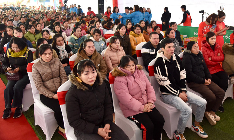 Đại diện các hộ nghèo, gia đình chính sách, công nhân lao động có hoàn cảnh khó khăn tham dự chương trình.