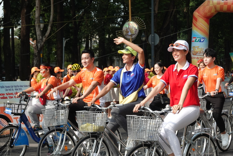 Tham gia diễu hành bằng xe đạp có nhiều nghệ sĩ, hoa hậu.