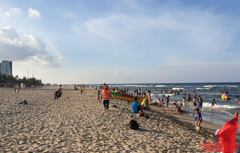 Du lịch biển vẫn được du khách ưa chuộng (Ảnh: T.LINH) Du lịch biển vẫn được du khách ưa chuộng (Ảnh: T.LINH)