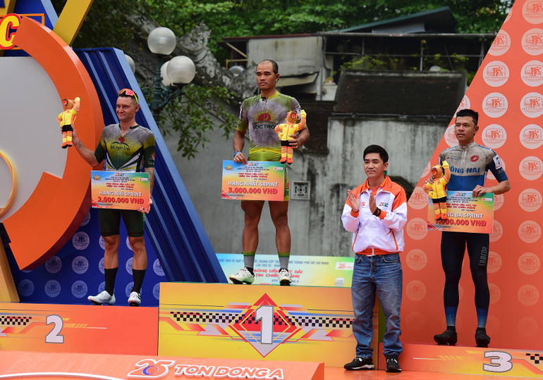 Ban tổ chức trao giải Đồng đội chặng 1 với Hạng 1 thuộc về Dược Domesco Đồng Tháp, Hạng 2 thuộc về Lộc Trời An Giang và Hạng 3 thuộc về Quân khu 7.