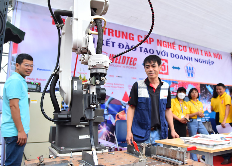 Bên cạnh đó, là trình diễn kỹ năng nghề thuộc nhóm nghề du lịch, dịch vụ nhà hàng; chăm sóc sắc đẹp; công nghệ sơn ô-tô,… của các cơ sở giáo dục nghề nghiệp.