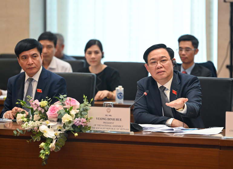 Chủ tịch Quốc hội Vương Đình Huệ trao đổi, trả lời các ý kiến của đại diện các doanh nghiệp tại buổi tiếp. (Ảnh: Duy Linh)