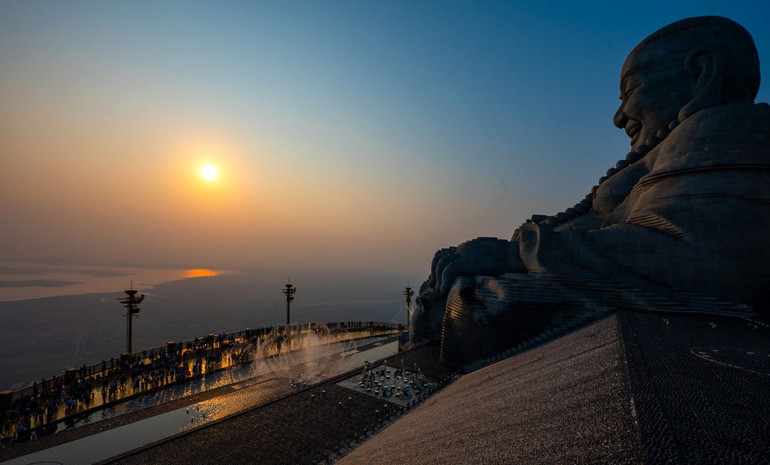 Tôn tượng Bồ Tát Di Lặc lớn bậc nhất thế giới. (Ảnh: Sun World Ba Den Mountain) Tôn tượng Bồ Tát Di Lặc lớn bậc nhất thế giới. (Ảnh: Sun World Ba Den Mountain)