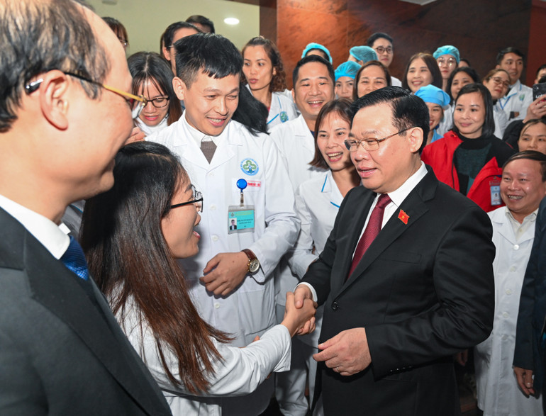 Chủ tịch Quốc hội Vương Đình Huệ với các bác sĩ, y tá tại Bệnh viện đa khoa huyện Định Hóa.