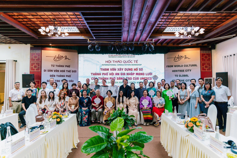 Các đại biểu tham dự Hội thảo quốc tế tham vấn xây dựng hồ sơ thành phố Hội An gia nhập Mạng lưới các thành phố sáng tạo của UNESCO. (Ảnh: Bộ Văn hóa, Thể thao và Du lịch)