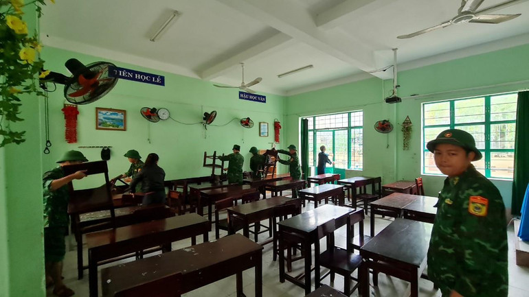 Cán bộ chiến sĩ Đồn Biên phòng Sơn Trà chuẩn bị nơi ăn ở cho người dân tránh trú bão tại Trường THCS Hoàng Sa, quận Sơn Trà.