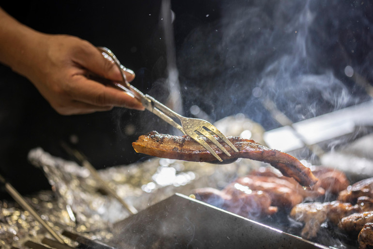 Đặc sản đồ nướng Sa Pa được phục vụ nóng hổi, thơm ngon ở nhà hàng Vân Sam.