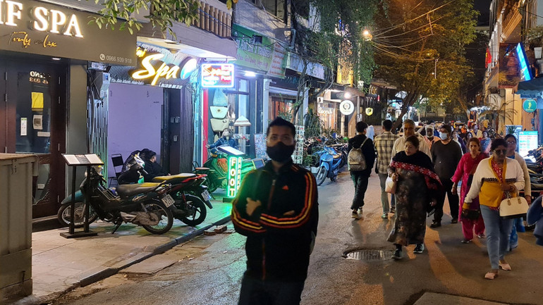 Khách Ấn Độ tham quan phố cổ Hà Nội. (Ảnh: Trang Linh)