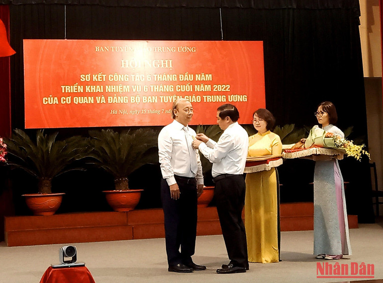 Trao huân chương Độc lập hạng Nhì tặng đồng chí Võ Văn Phuông. Trao huân chương Độc lập hạng Nhì tặng đồng chí Võ Văn Phuông.