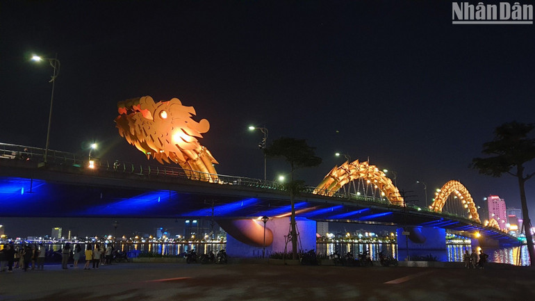 Cầu Rồng Đà Nẵng lung linh vào buổi tối (Ảnh: N.T)