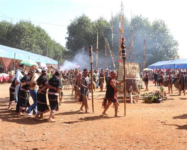 Liên hoan văn hóa cồng chiêng tại Hội đua thuyền độc mộc trên sông Pô Kô là một hoạt động mang đậm bản sắc dân tộc bản địa. (Ảnh: TTXVN) Liên hoan văn hóa cồng chiêng tại Hội đua thuyền độc mộc trên sông Pô Kô là một hoạt động mang đậm bản sắc dân tộc bản địa. (Ảnh: TTXVN)