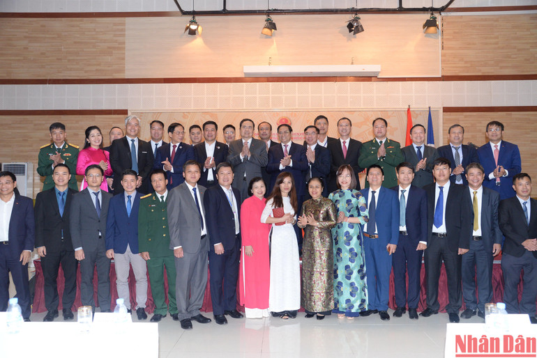 Thủ tướng Phạm Minh Chính chụp ảnh lưu niệm với cán bộ, nhân viên Đại sứ quán Việt Nam, một số cơ quan đại diện Việt Nam tại Vương quốc Campuchia. (Ảnh: Thanh Giang)