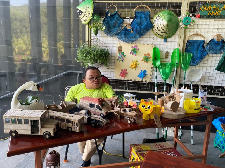 Gian hàng trưng bày các sản phẩm tái chế từ nhựa của các bạn khuyết tật trên địa bàn tỉnh Bình Định.