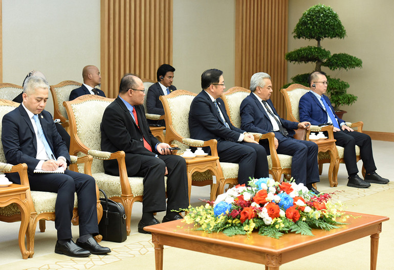 Các thành viên đi cùng đoàn với Bộ trưởng Ngoại giao Malaysia, Thượng Nghị sĩ Zambry Abdul Kadir.