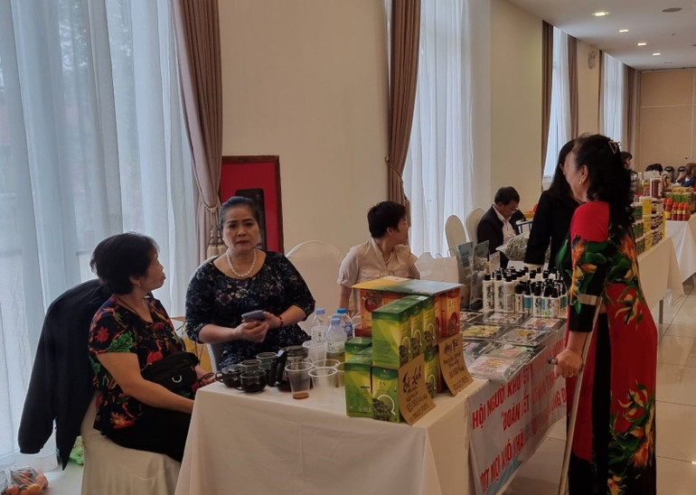 Một số sản phẩm của người khuyết tật được giới thiệu trong một chương trình xúc tiến thương mại.