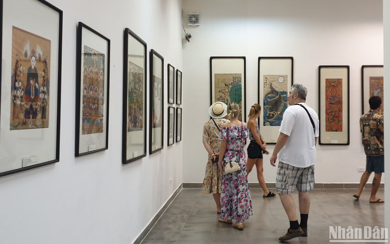 Khách quốc tế tham quan Bảo tàng Mỹ thuật Việt Nam. (Ảnh: T.LINH)