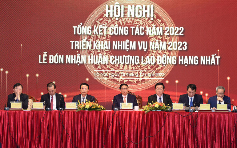 Thủ tướng Phạm Minh Chính và Trưởng Ban Tuyên giáo Trung ương Nguyễn Trọng Nghĩa cùng lãnh đạo Bộ Thông tin và Truyền thông chủ trì hội nghị.